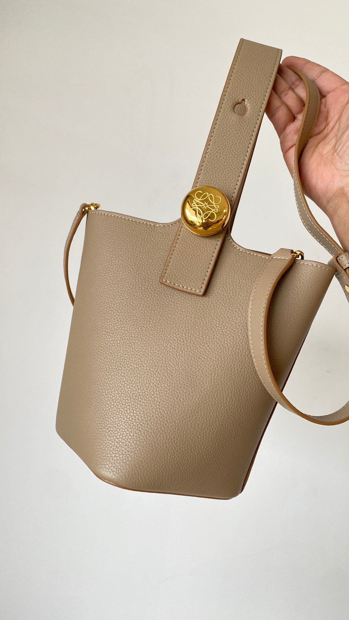Mini Pebble Bucket Bag Beige Leather - Level 5