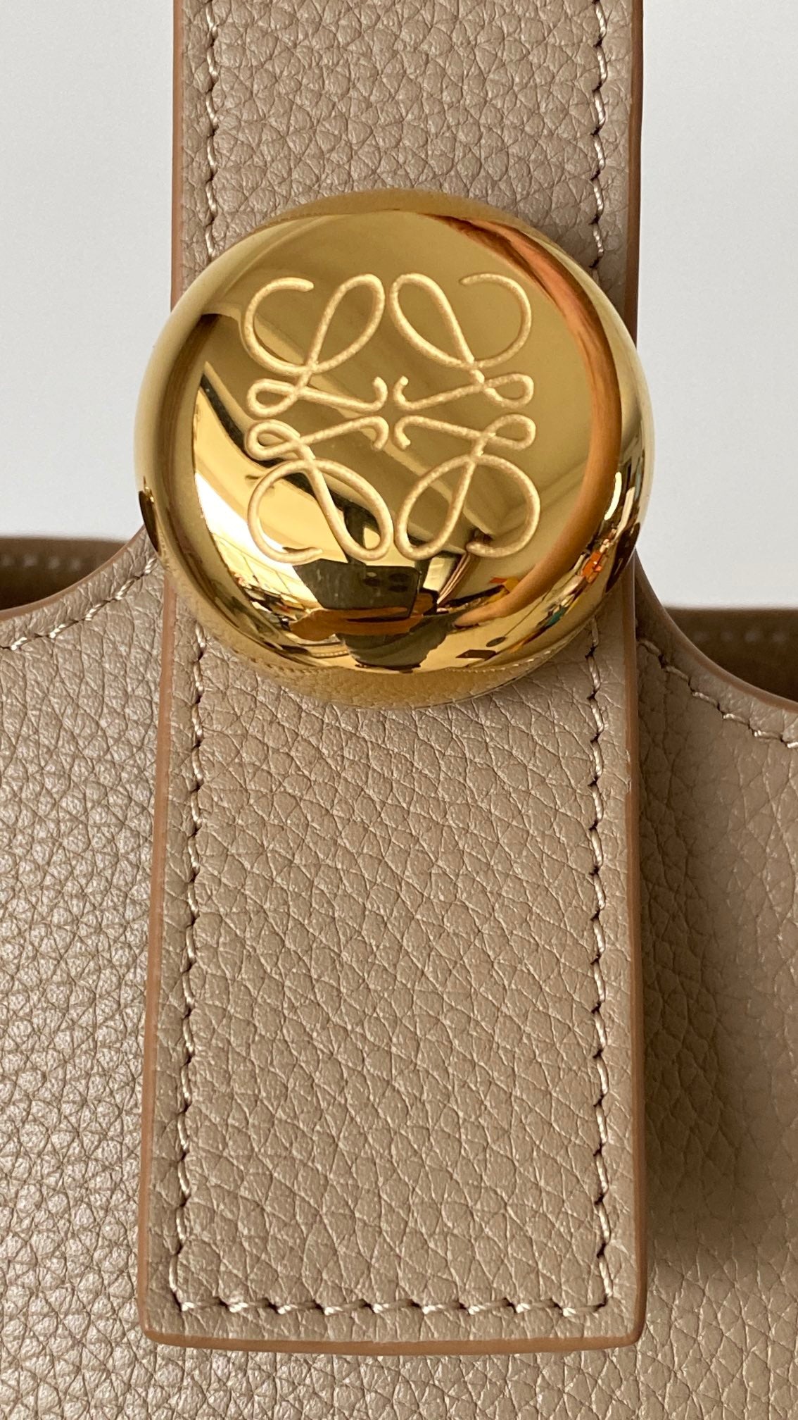 Mini Pebble Bucket Bag Beige Leather - Level 5