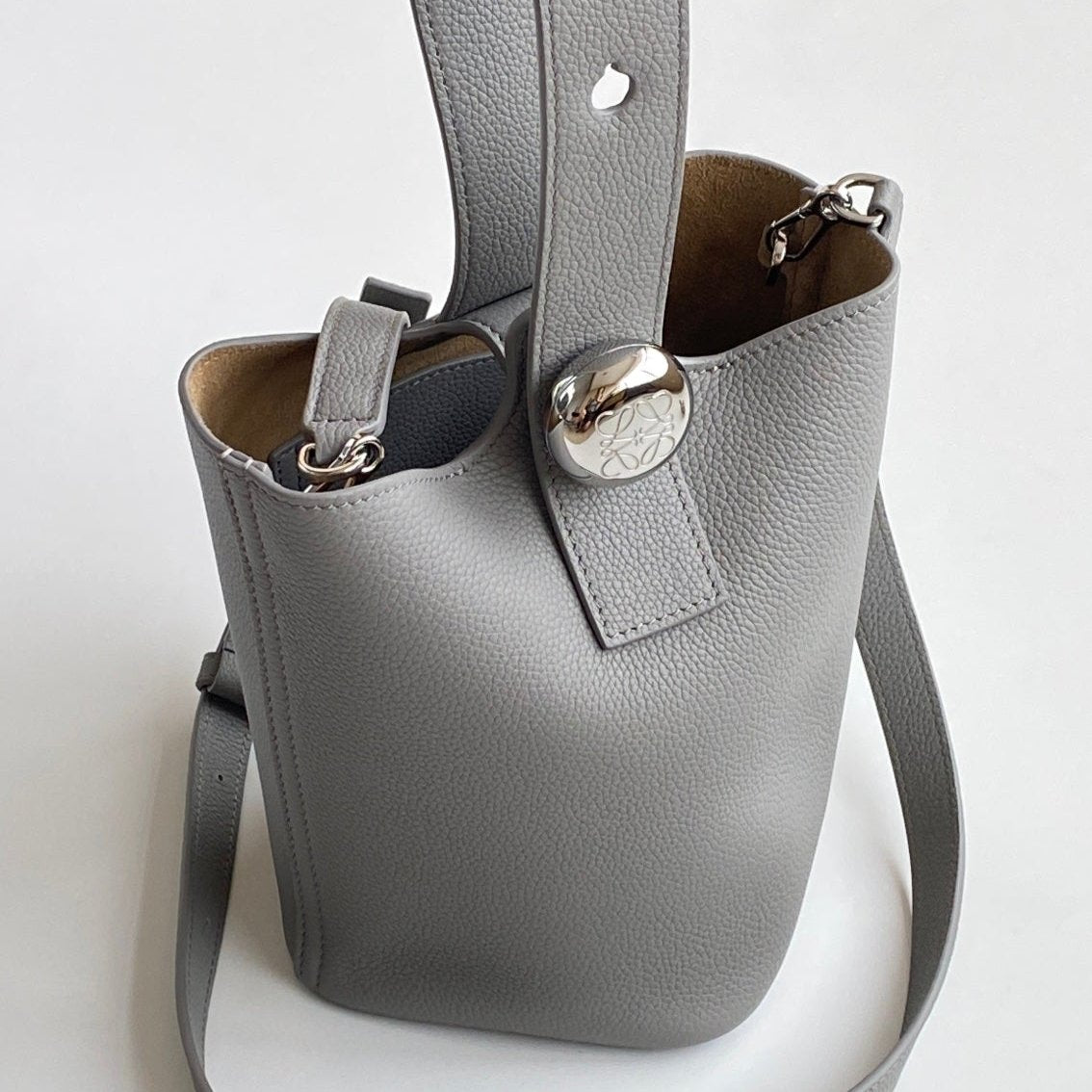 Mini Pebble Bucket Bag Grey Leather - Level 5