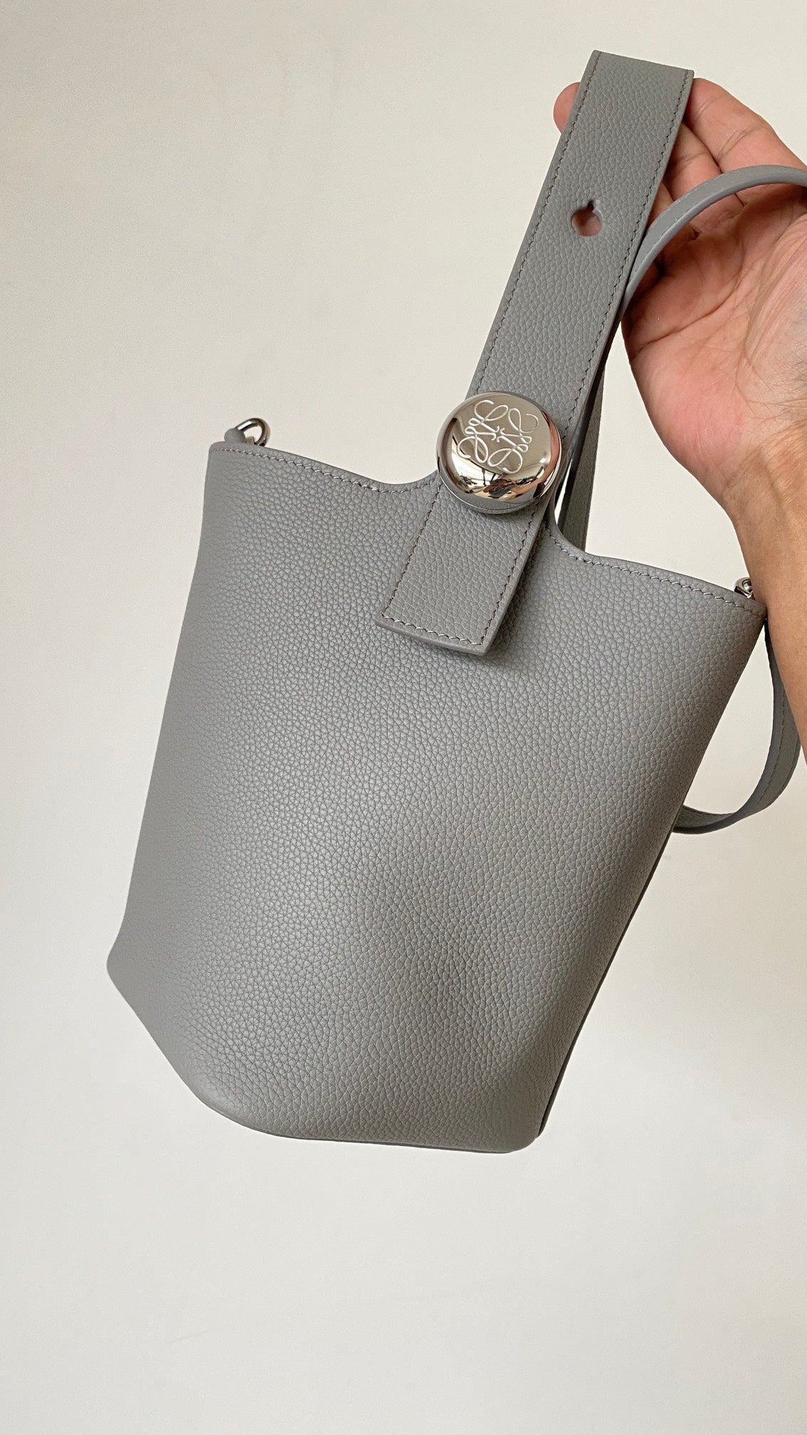 Mini Pebble Bucket Bag Grey Leather - Level 5