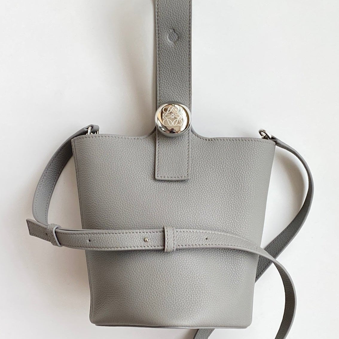Mini Pebble Bucket Bag Grey Leather - Level 5