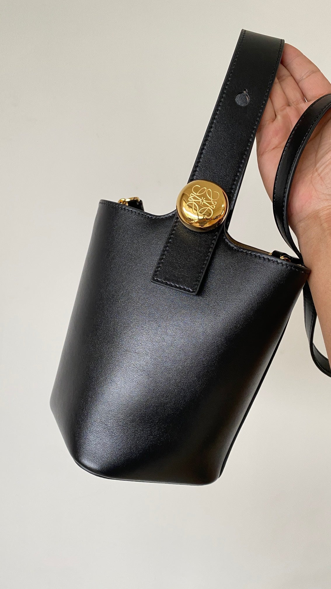 Mini Pebble Bucket Bag Black Leather - Level 5
