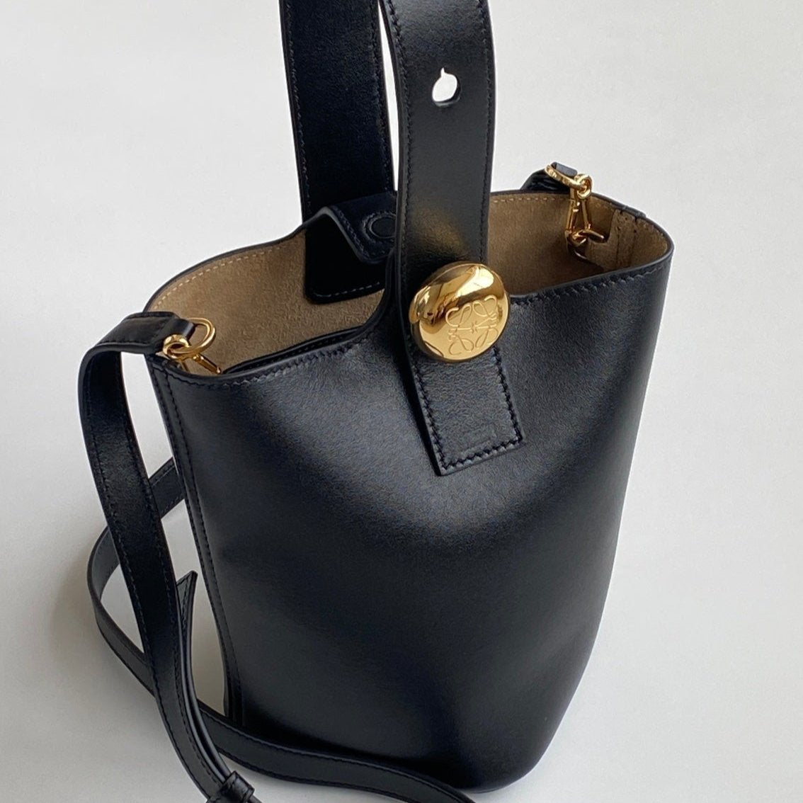 Mini Pebble Bucket Bag Black Leather - Level 5