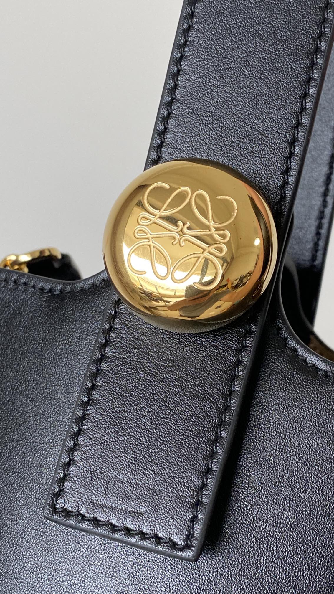 Mini Pebble Bucket Bag Black Leather - Level 5