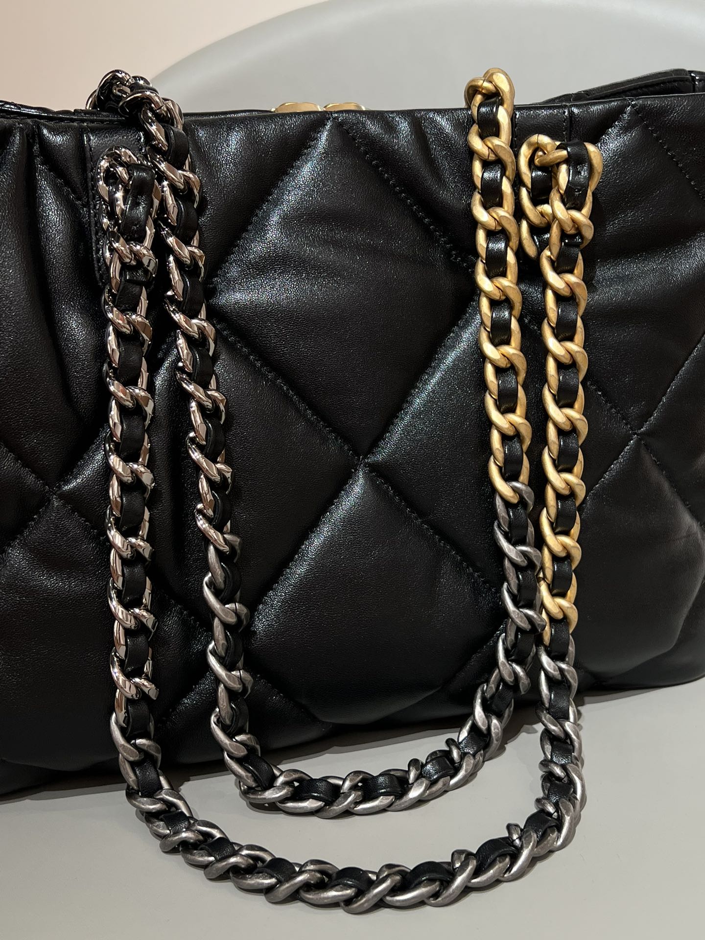 19 Shopping Tote Bag Black Lambskin Leather - Level X