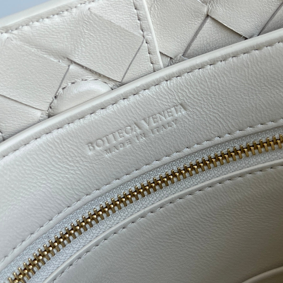 Small Andiamo Tote White Woven Leather - Level 5