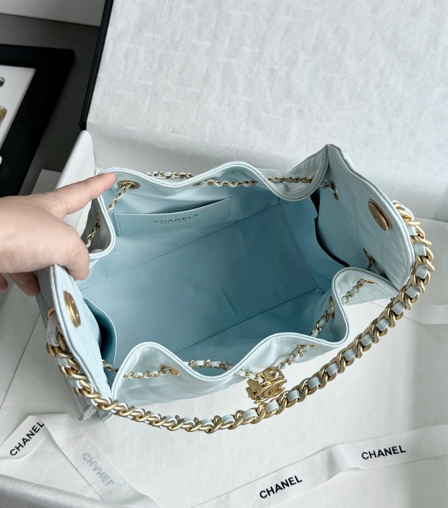 25 Hobo Bag Light Blue Caviar Leather - Level 5