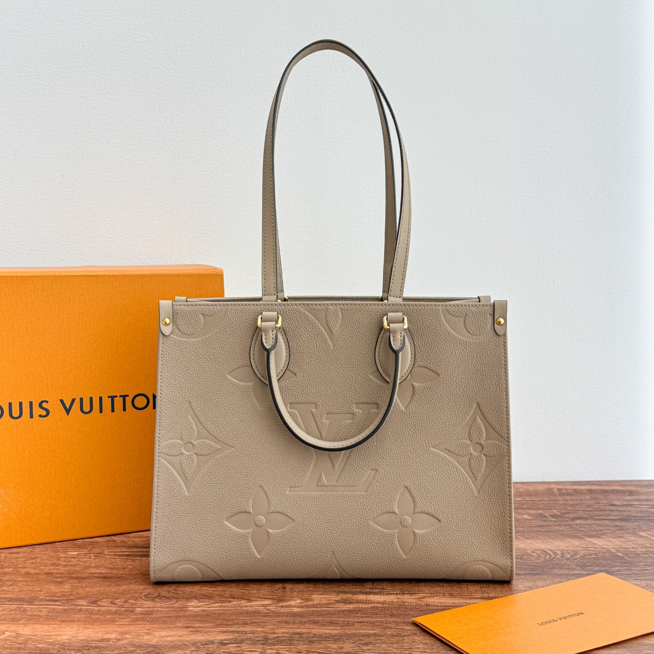 OnTheGo MM Tote Bag Beige Empreinte Leather - Level X