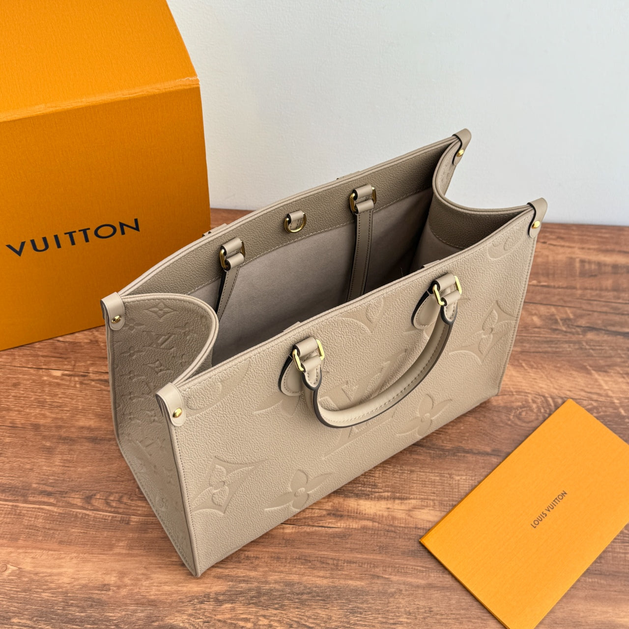 OnTheGo MM Tote Bag Beige Empreinte Leather - Level X
