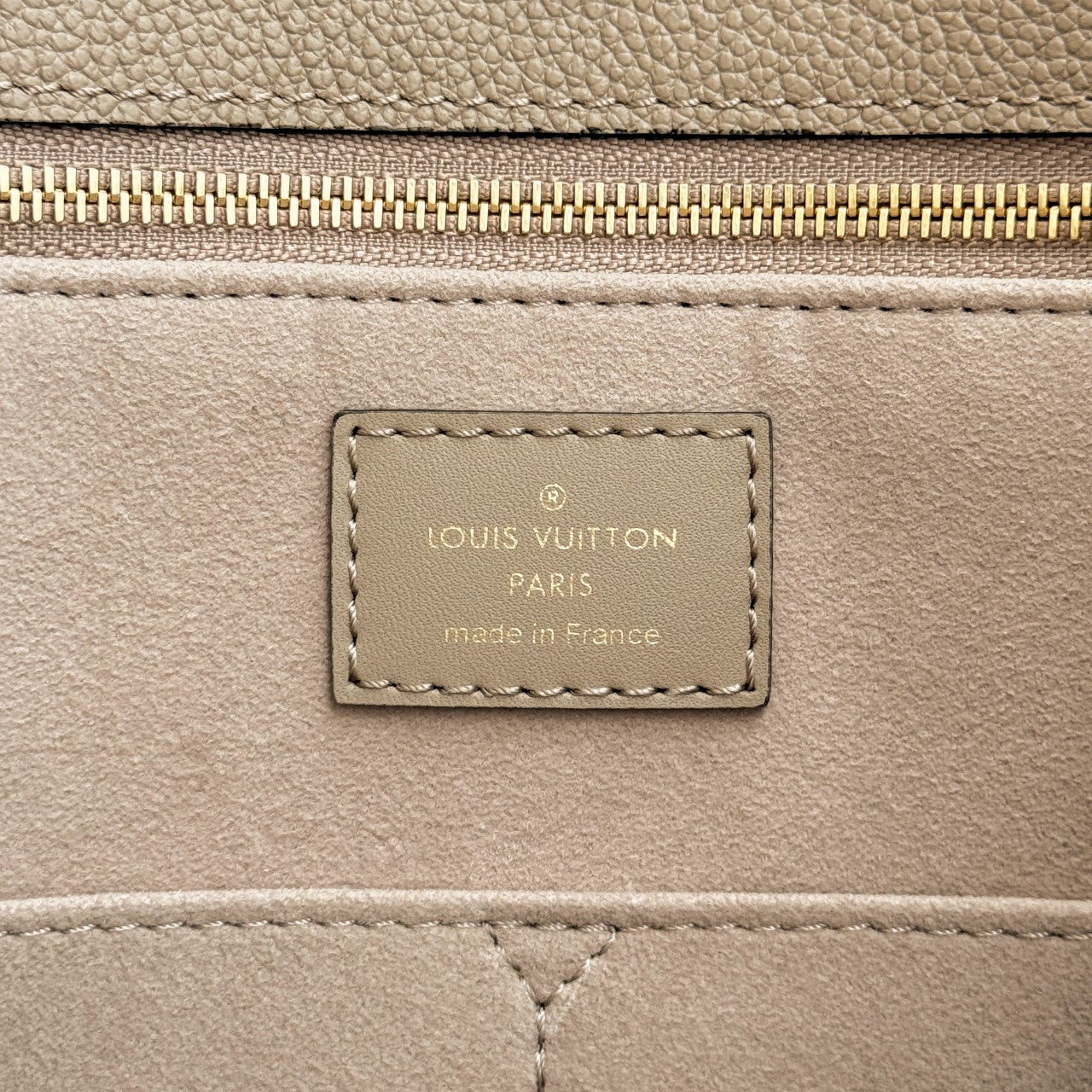 OnTheGo MM Tote Bag Beige Empreinte Leather - Level X