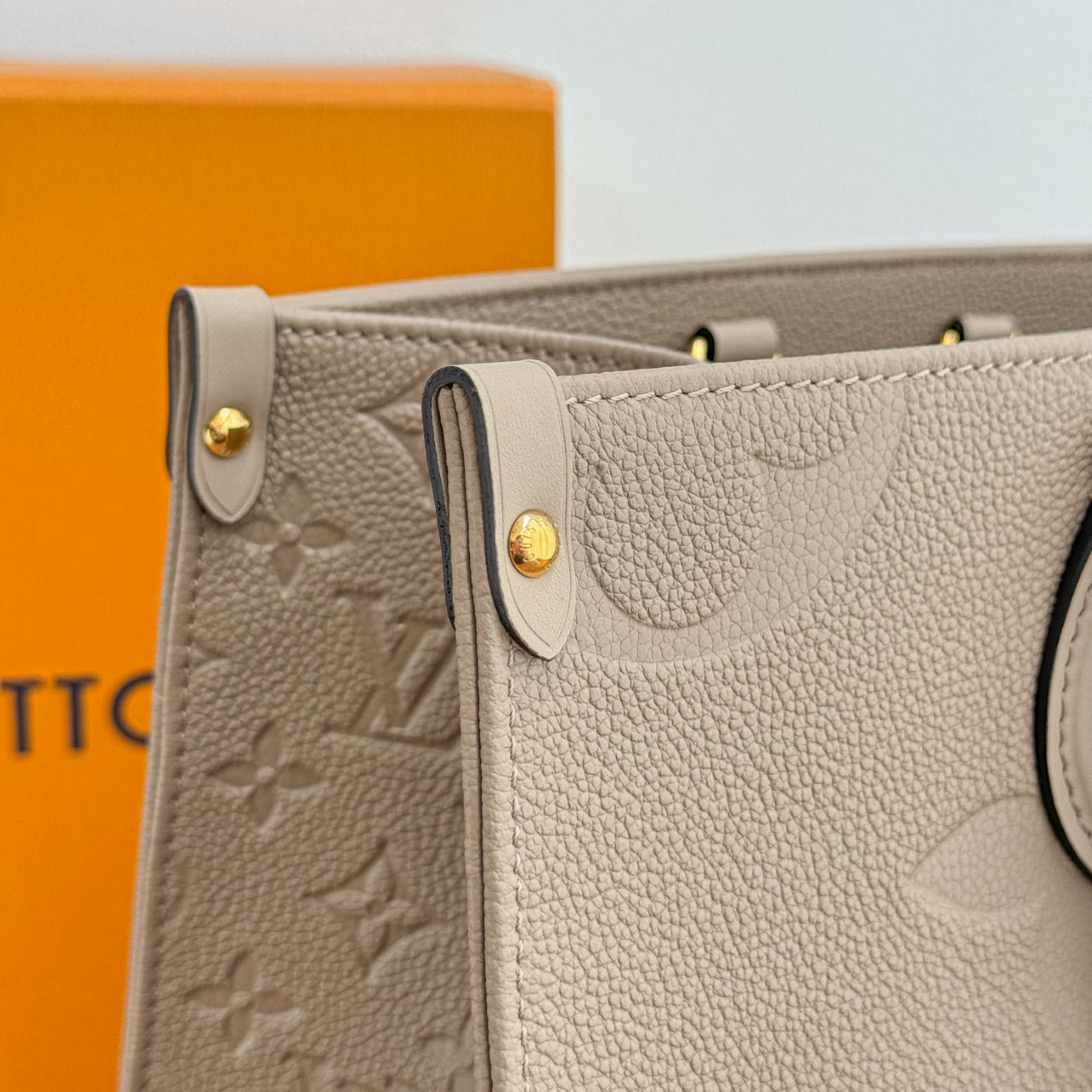 OnTheGo MM Tote Bag Beige Empreinte Leather - Level X