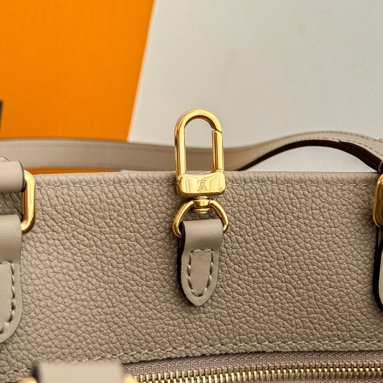 OnTheGo MM Tote Bag Beige Empreinte Leather - Level X