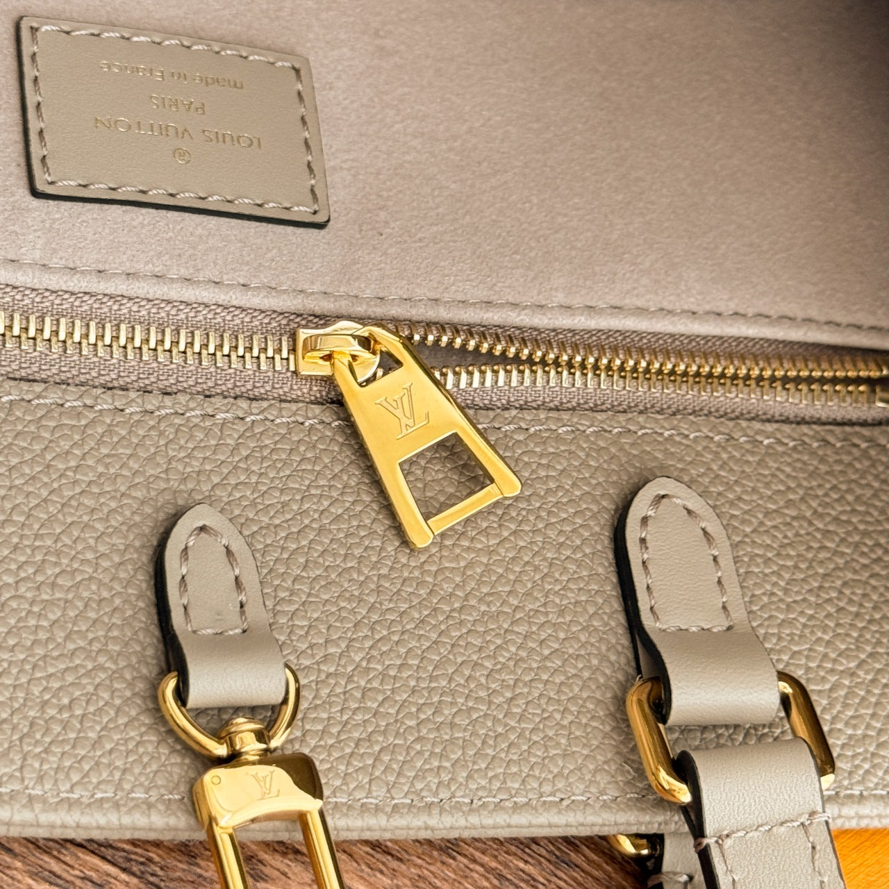 OnTheGo MM Tote Bag Beige Empreinte Leather - Level X