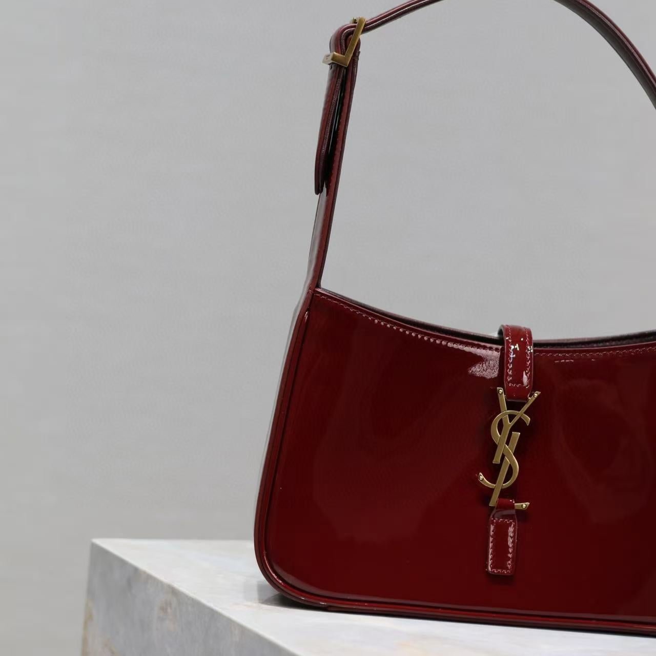 Dark Red Patent Leather Le 5 à 7 Hobo YLS - Level 5