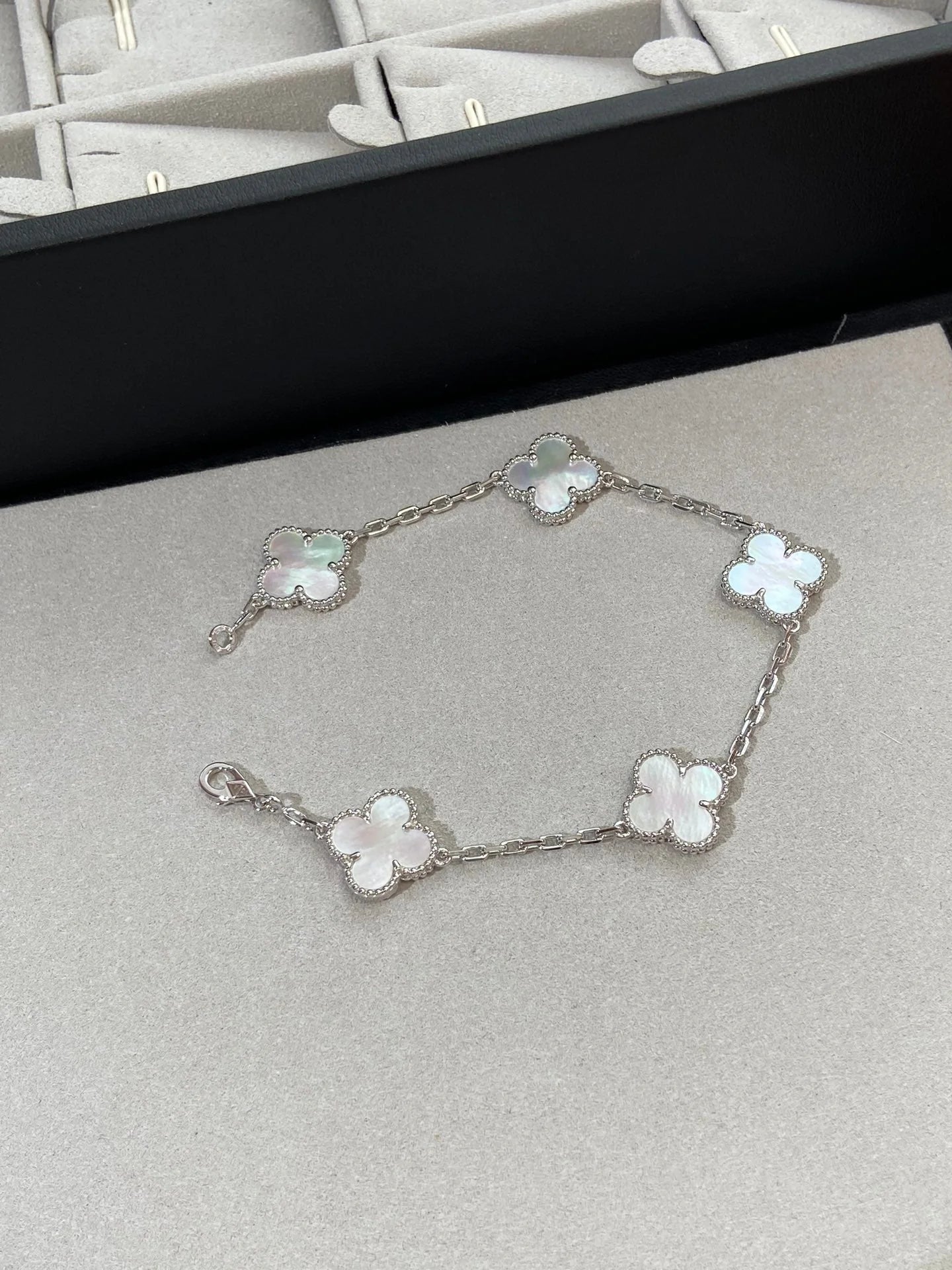 5-Clover Bracelet - White