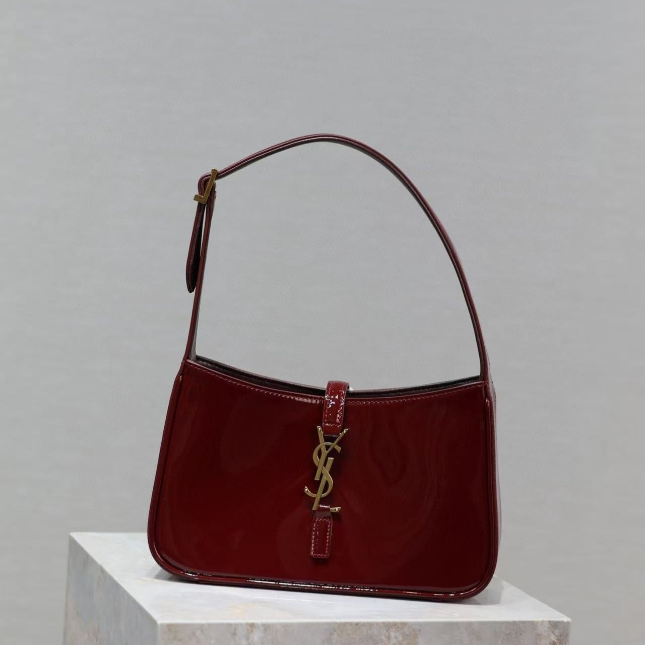 Dark Red Patent Leather Le 5 à 7 Hobo YLS - Level 5