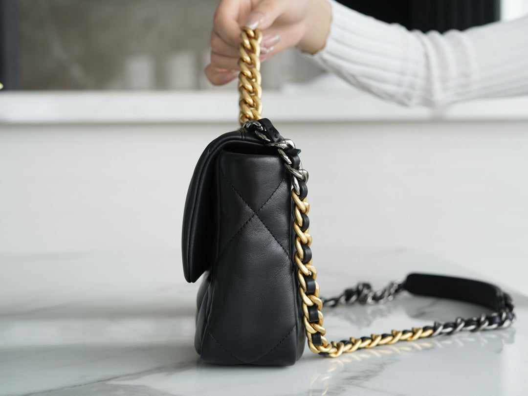 19 Bag Small Black & Gold - Level 5