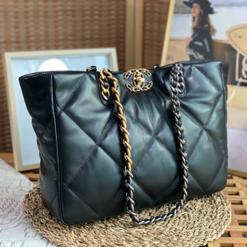 19 Shopping Tote Bag Black Lambskin Leather - Level 5
