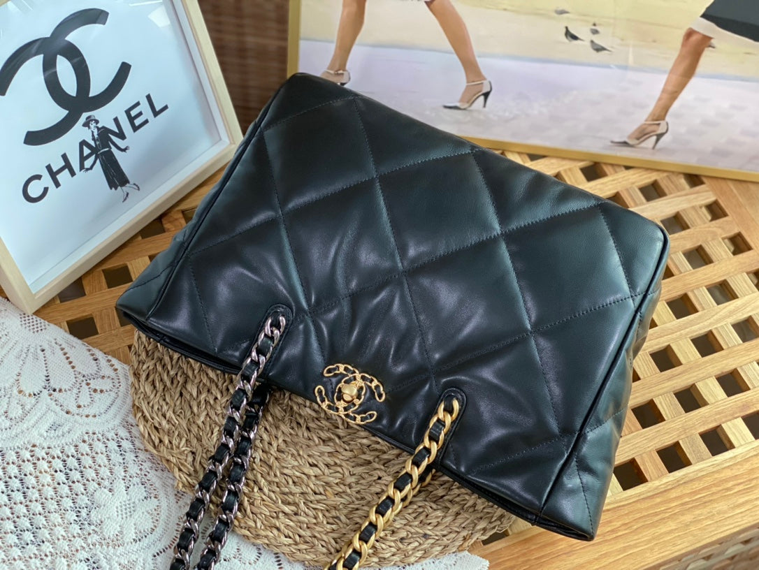 19 Shopping Tote Bag Black Lambskin Leather - Level 5