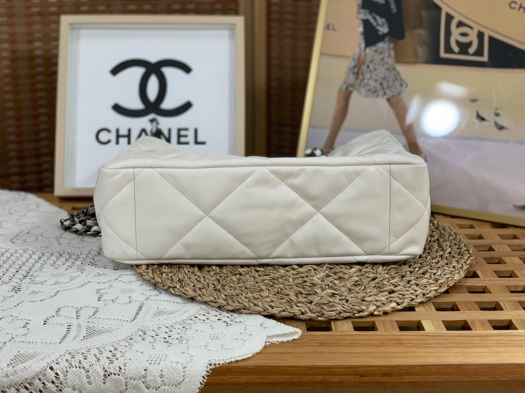 19 Shopping Tote Bag White Lambskin Leather - Level 5