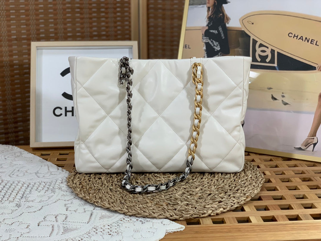 19 Shopping Tote Bag White Lambskin Leather - Level 5
