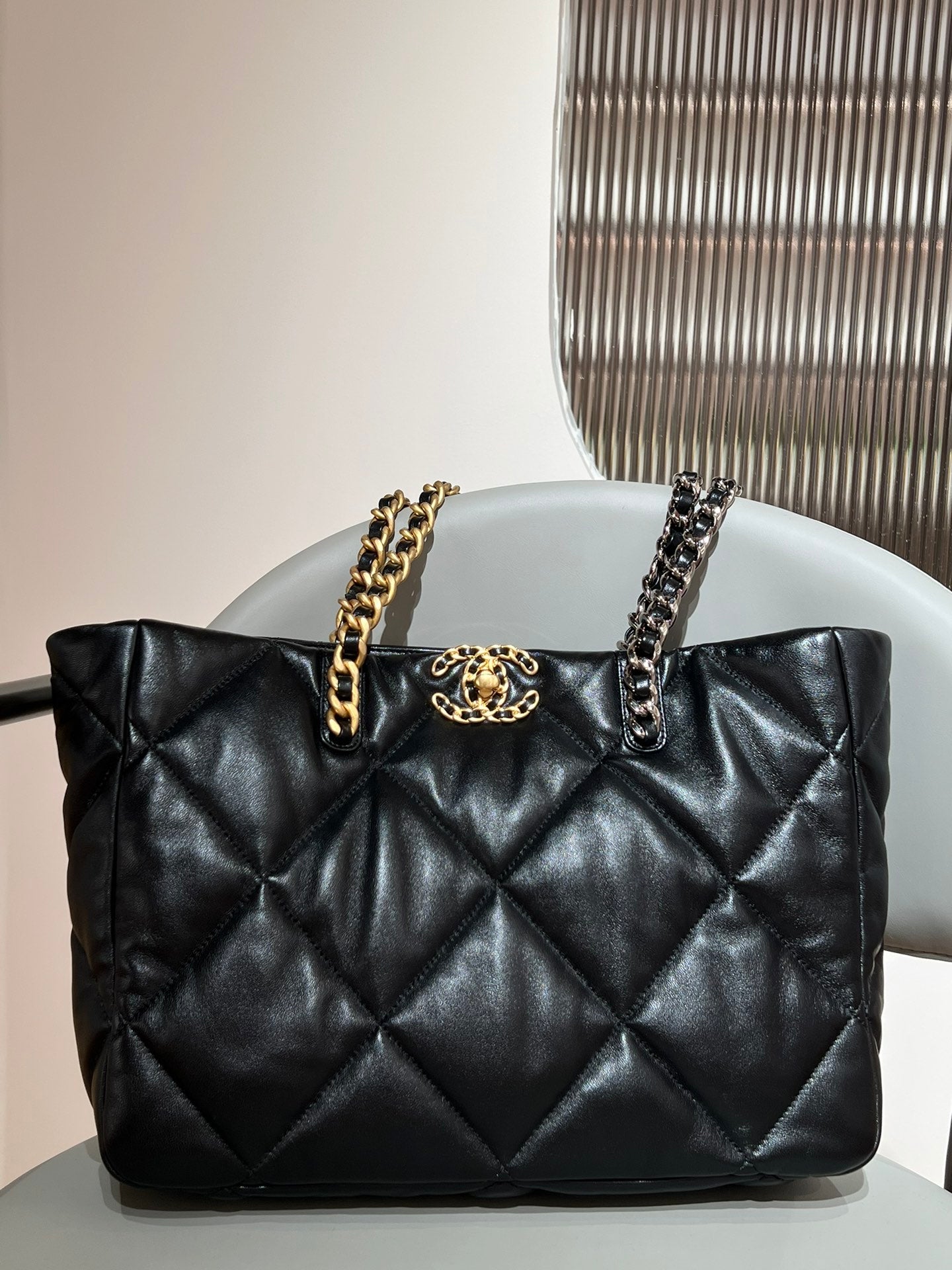 19 Shopping Tote Bag Black Lambskin Leather - Level X