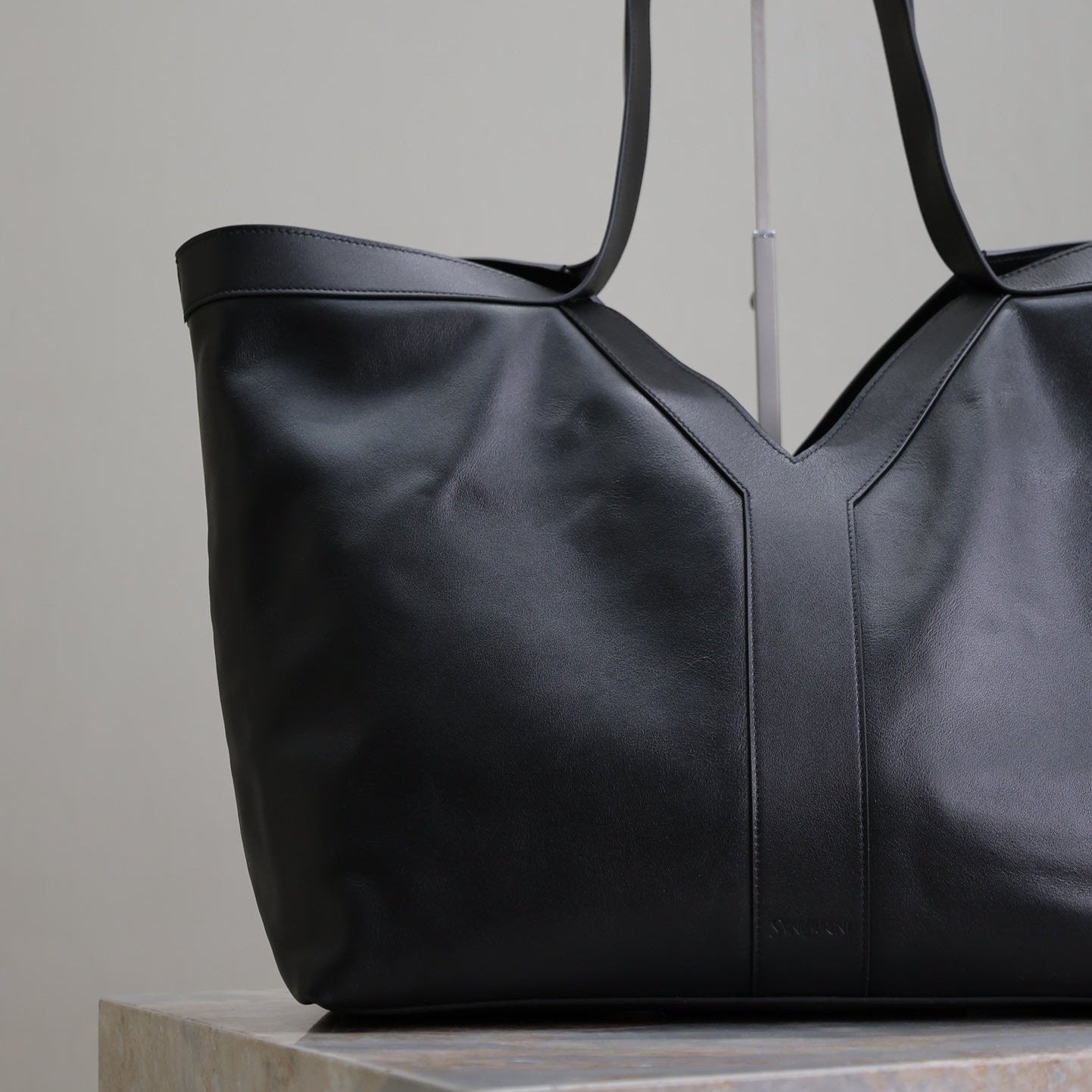 Y Tote Black Leather YLS - Level 5