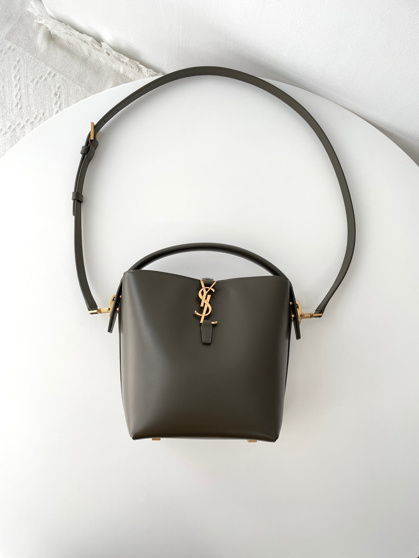 Light Musk Leather Small Le 37 Bucket Bag YLS - Level 5