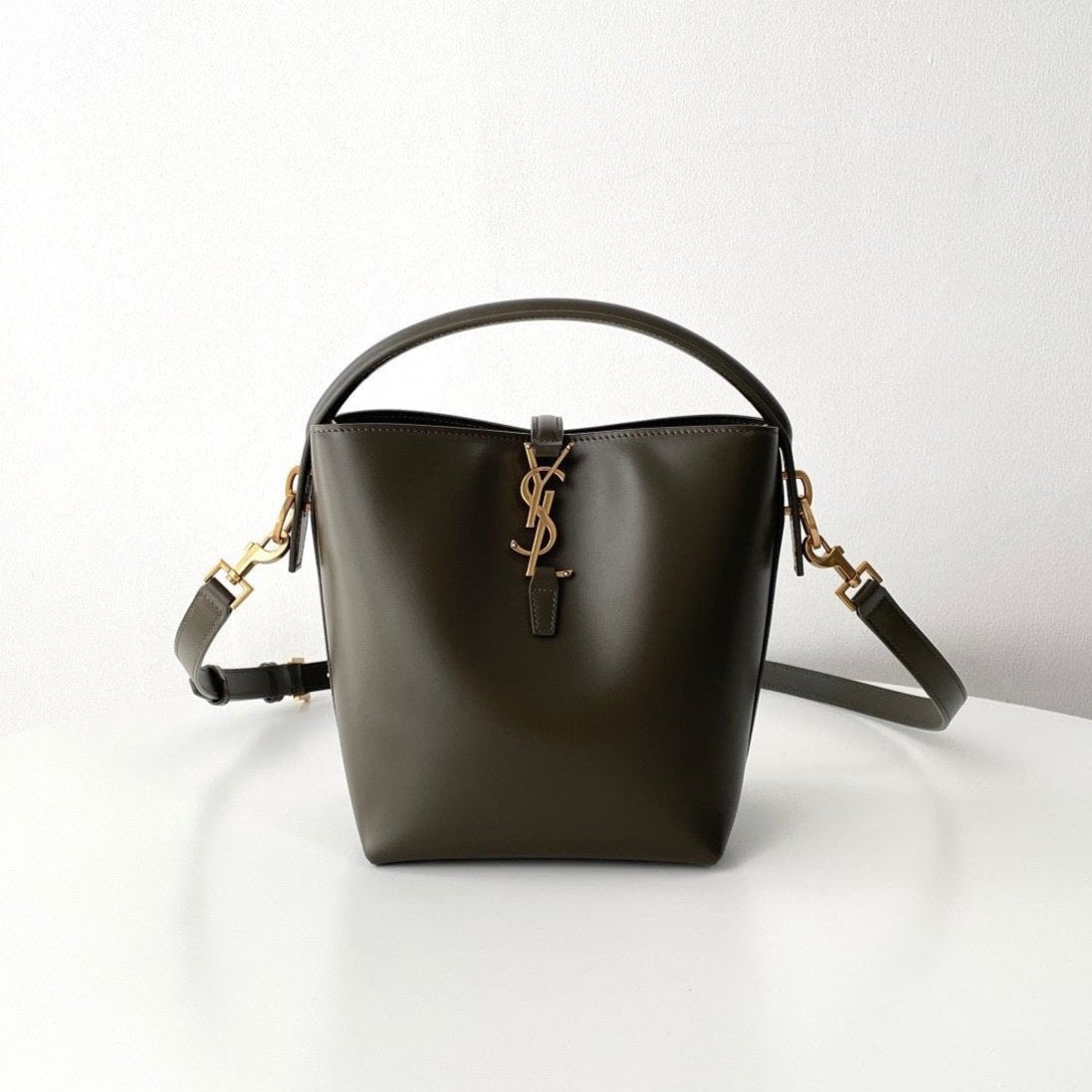 Light Musk Leather Small Le 37 Bucket Bag YLS - Level 5