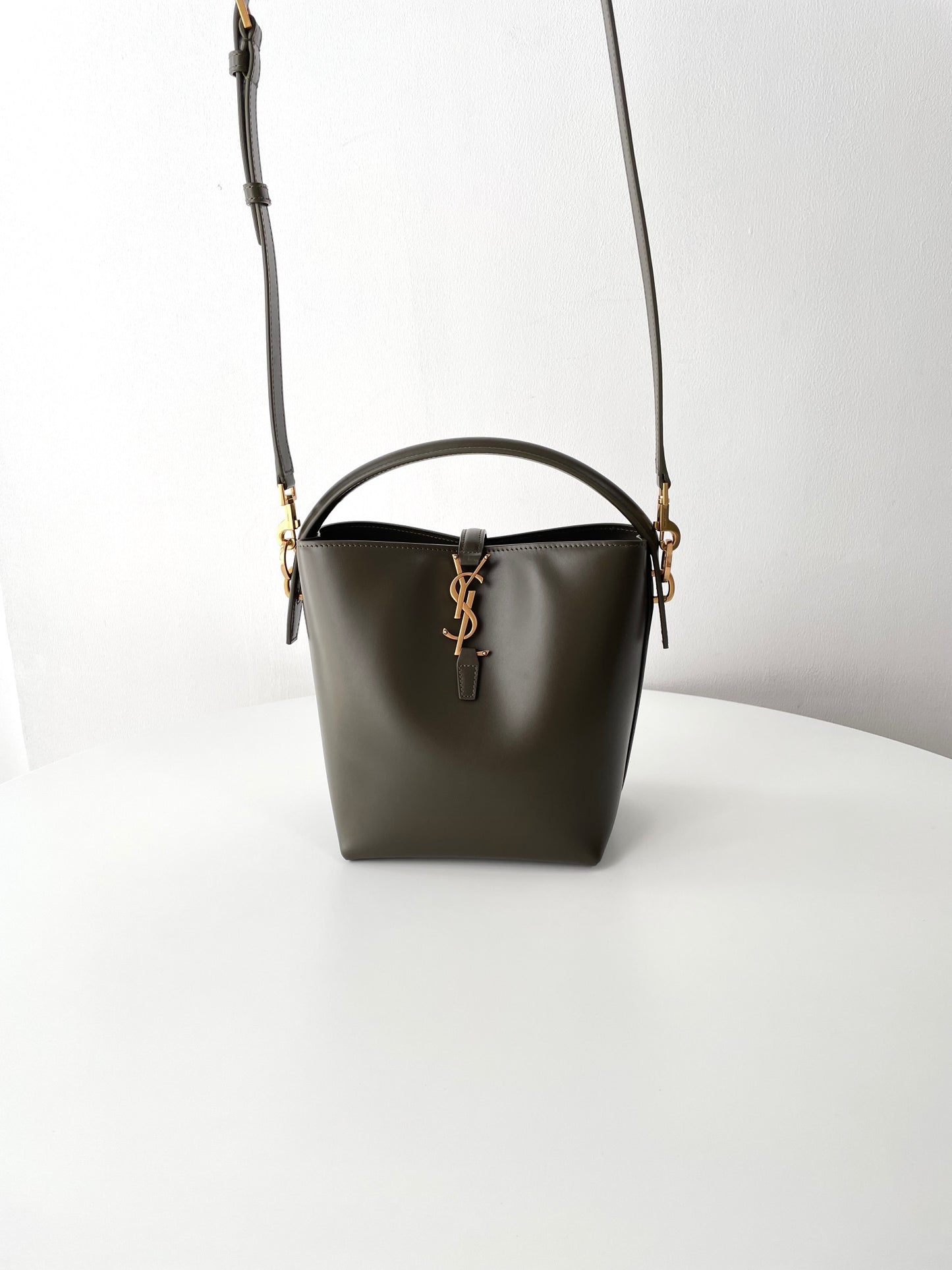 Light Musk Leather Small Le 37 Bucket Bag YLS - Level 5