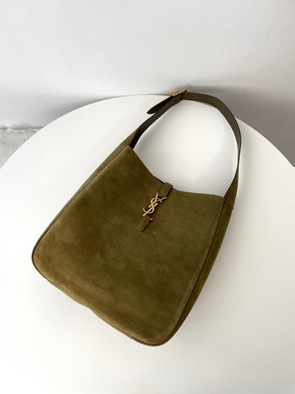 Le 5 À 7 Supple Hobo Large Khaki Suede YLS - Level 5