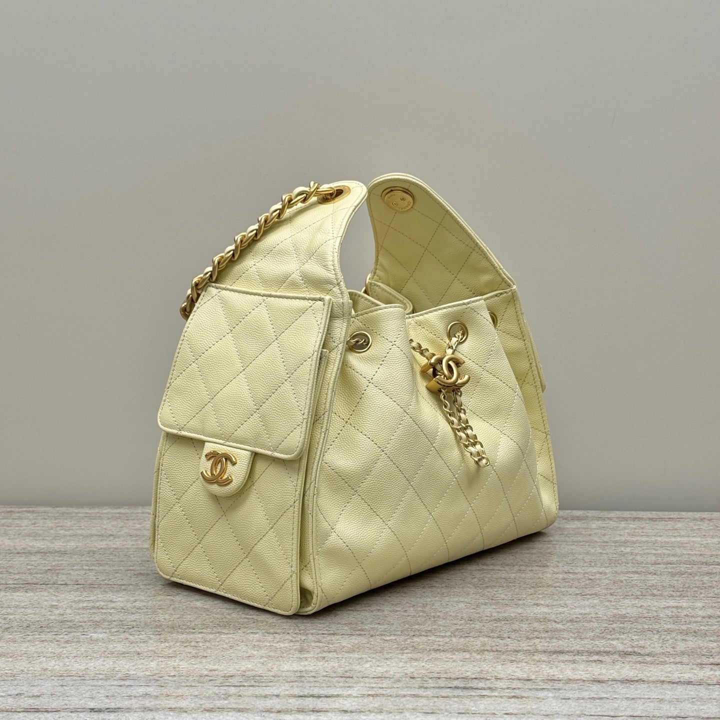 25 Hobo Bag Yellow Caviar Leather - Level X